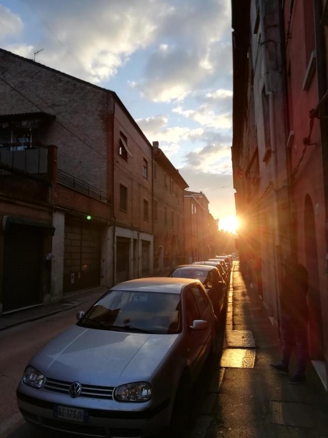 Apartamento Over The Rainbow - Cozy Studio In The Centre Of Ferrara Exterior foto
